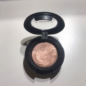 Mac eyeshadow a natural flirt